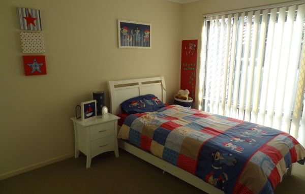 Белая кровать в детской комнате