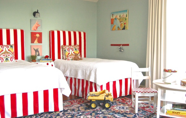 Белые покрывала на кроватях в детской