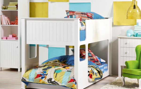 Белая двухэтажная кровать в детской
