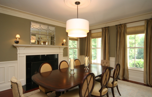 Белая люстра над столом в столовой