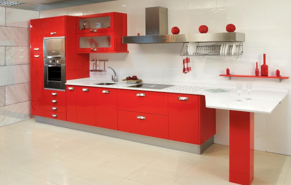 Белая столешница в красной кухне