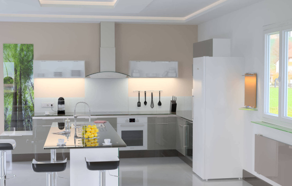 Белый холодильник в кухне