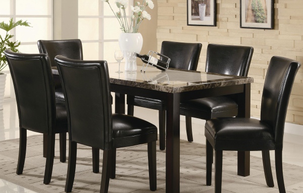 Вино на столе в столовой