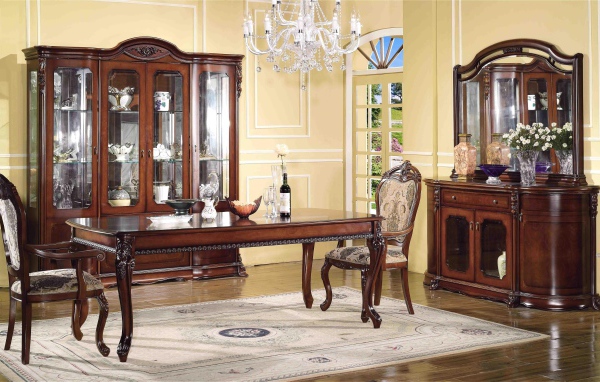 Вино на столе в гостиной