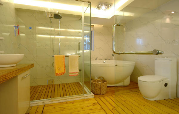 Деревянный пол в ванной