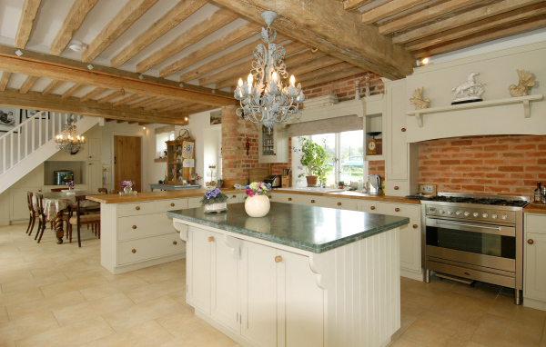 Деревянный потолок в кухне