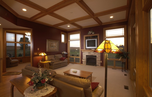 Деревянный потолок в гостиной