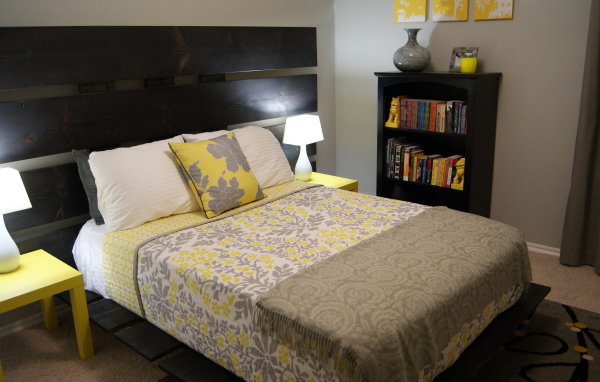 Деревянная спинка кровати в спальне