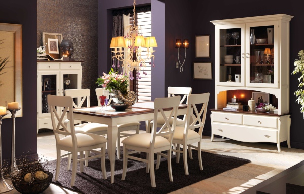 Желтая люстра в столовой