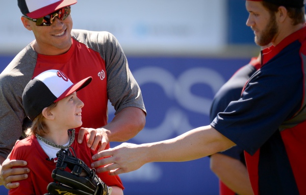 Юный поклонник бейсболиста Адама Ляруш