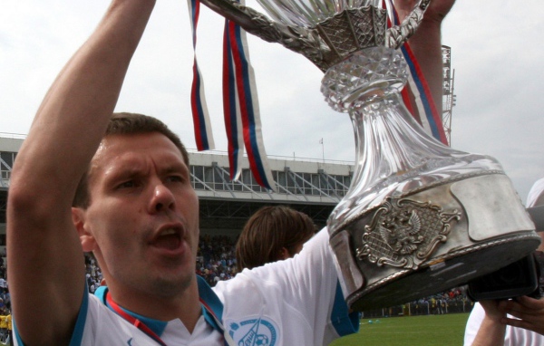Zenit midfielder Konstantin Zyryanov goblet