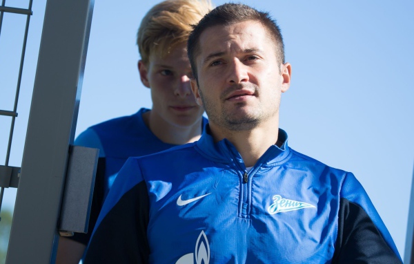 Полузащитник Зенита Виктор Файзулин