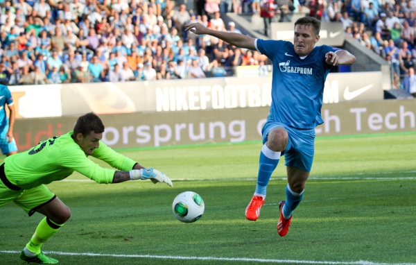 Игрок Зенита Александр Бухаров в атаке