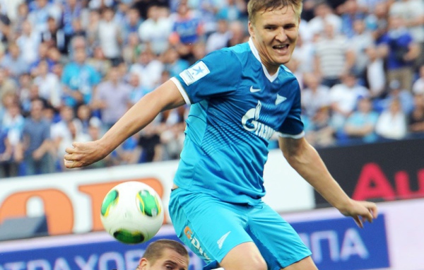 Игрок Зенита Александр Бухаров на поле