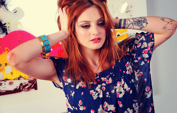 Девушка держится за голову