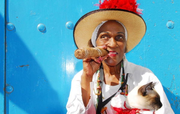 Бабушка с котом и сигарой