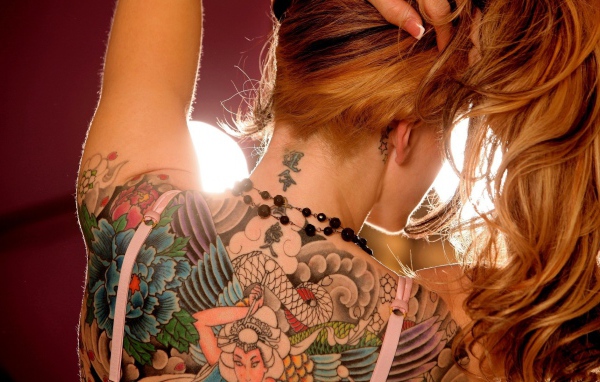 Женщина с татуировкой на спине