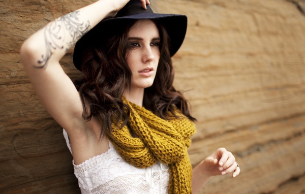 Брюнетка с татуировкой на руке