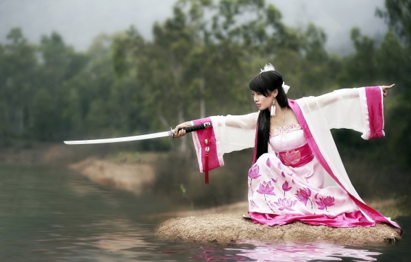 Японская девушка с мечем