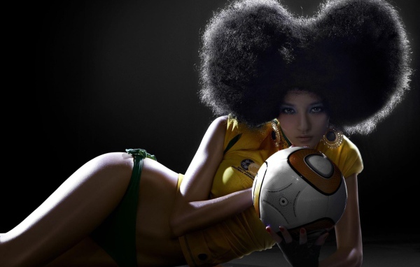 Африканская девушка с мячом