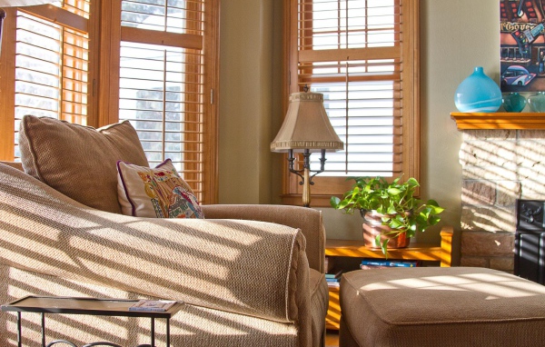 Дизайн комнаты с камином