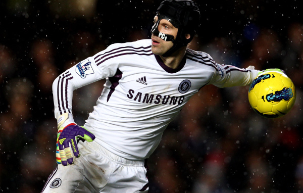 Футболист вратарь с мячом