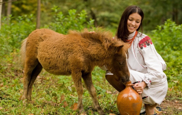 Девушка с кувшином