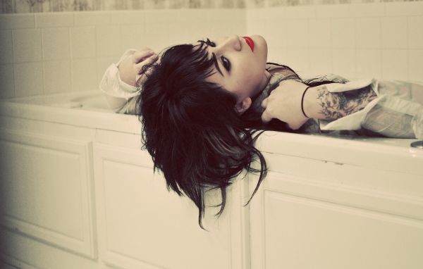 Девушка с татуировкой в ванне