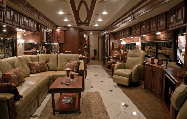 Большая комната с кожаным диваном