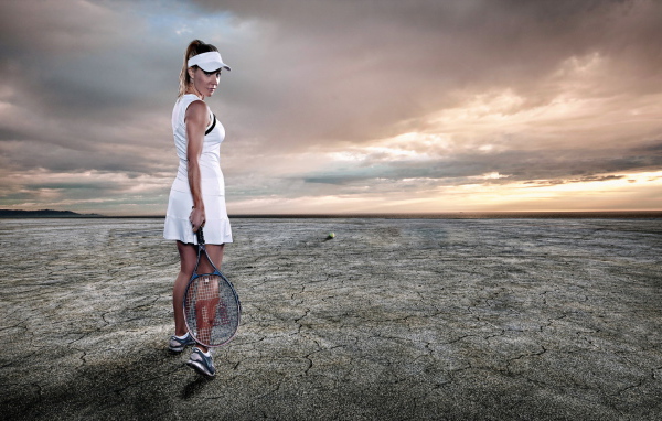 Тенниссистка с ракеткой