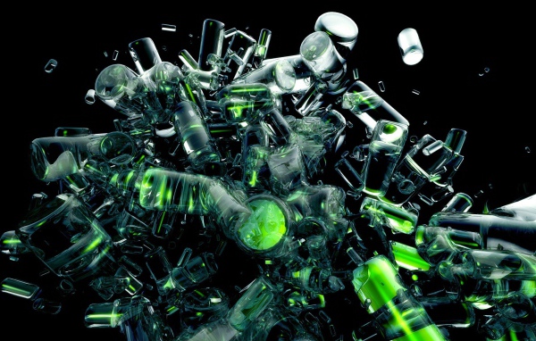 Абстрактная скульптура из зеленых бокалов