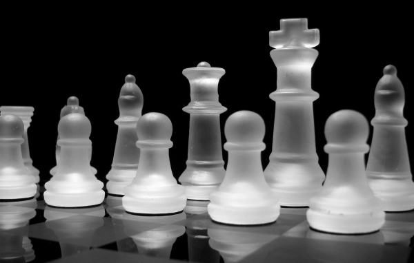 Шахматы из прозрачного стекла