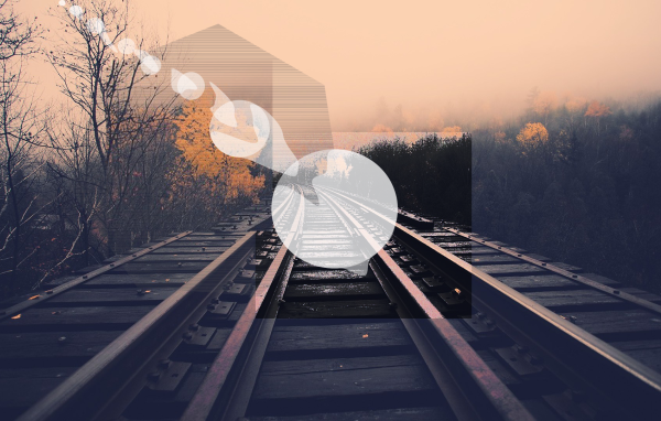 Круги на фоне железной дороги