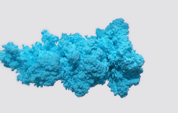 Сгусток голубого дыма на сером фоне