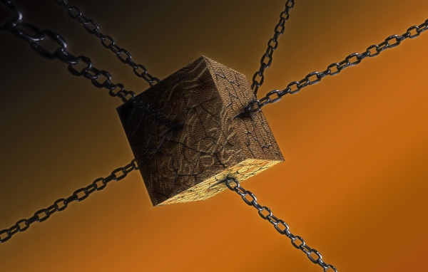 Деревянный куб на цепях