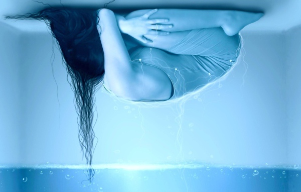 Девушка аниме спит на потолке