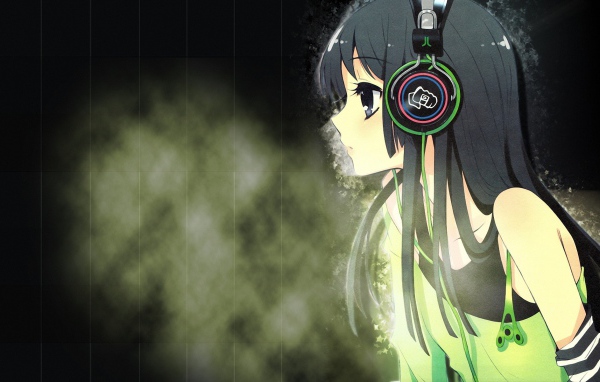 Девушка Акияма Мио в наушниках, аниме