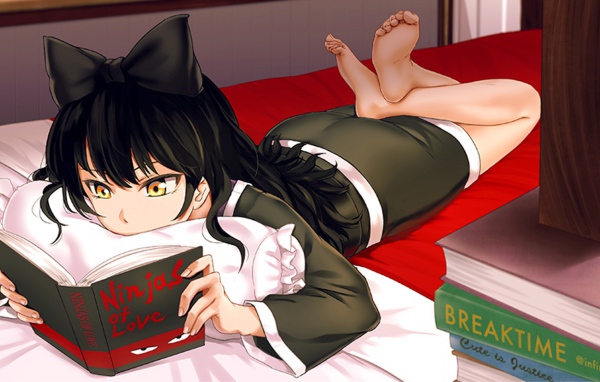 Девушка читает книгу в аниме RWBY