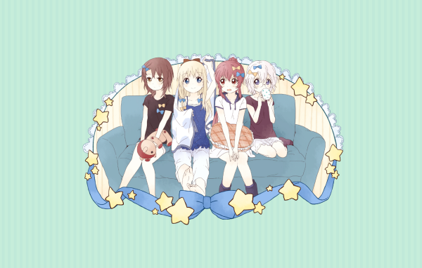 Девушки из аниме Юру юри сидят на голубом диване