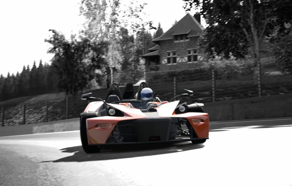 Гоночный болид на городской улице