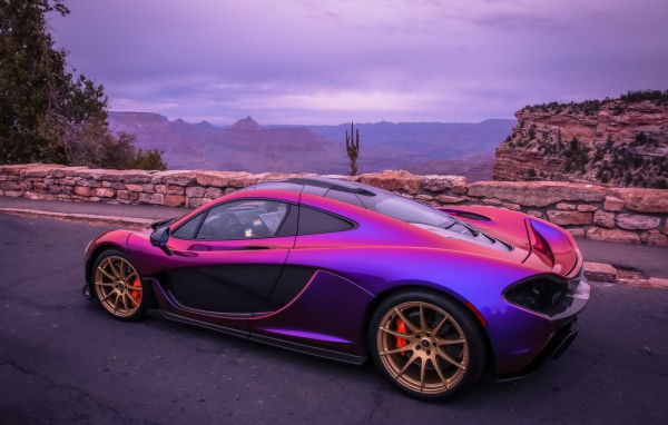 Красивый автомобиль McLaren Р1