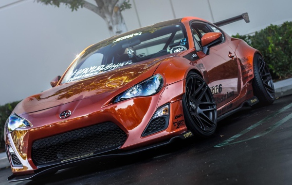 Красивый красный автомобиль Scion