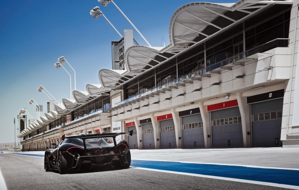 Черный McLaren P1 у ангаров