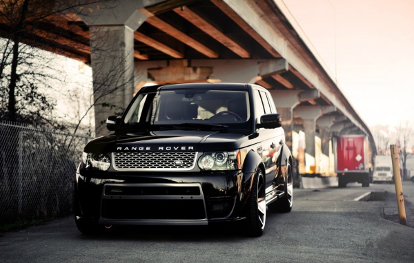 Черный Range Rover Sport под эстакадой