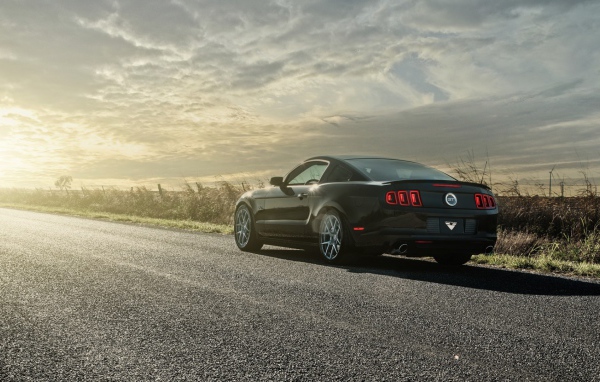 Черный автомобиль припаркован на трассе