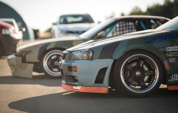 Автомобили на уличных гонках