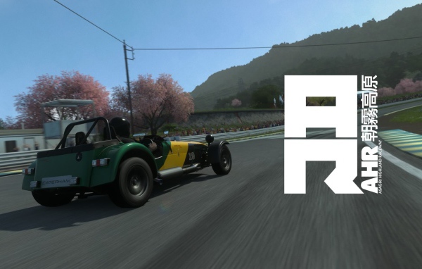 Автомобиль Caterham на гоночном треке