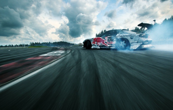 Гоночный автомобиль дрифтует на треке