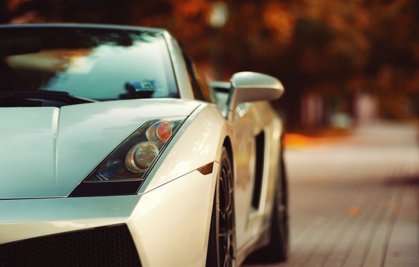 Дорогой спортивный автомобиль на улице