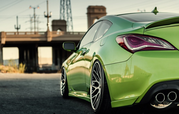 Нежно зеленый спортивный автомобиль